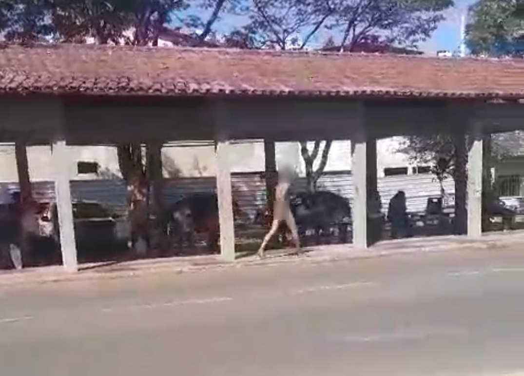 Homem foi avistado circulando normalmente no centro de Itabirito. Foto do momento em que o homem caminhava pelas ruas nu!