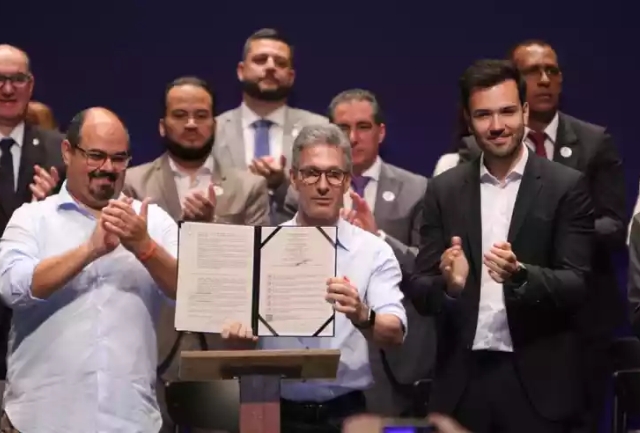 O Fundo Estadual de Saúde também está relacionado a uma dívida de repasses do governo com os municípios, totalizando R$ 6,7 bilhões. Foto momentos após o decreto ser assinado.