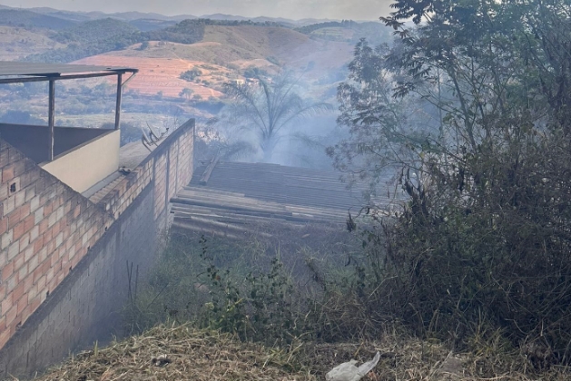 À medida que as investigações avançam e o combate ao incêndio prossegue, a cidade de Itabirito espera ansiosamente por respostas e soluções que possam evitar danos maiores. Foto do local onde esta acontecendo a queimada.