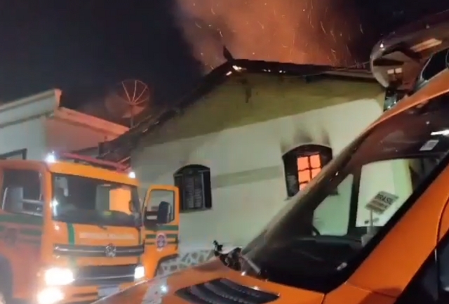 Na noite desta segunda-feira (25), uma situação de emergência se desenrolou na Rua João Pinheiro, número 667, no bairro Santa Efigênia. Foto do momento do incêndio.