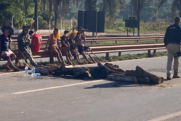 Os manifestantes, identificados como indígenas, bloquearam a via utilizando flechas, lanças, pedaços de pau e pedra. Foto da manifestação.