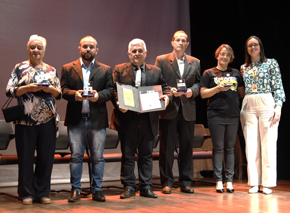 O carimbo comemorativo estará disponível na Agência de Correios de Itabirito. Foto do Prefeito de Itabirito e todos que estavam presentes ao receber o selo da cidade.