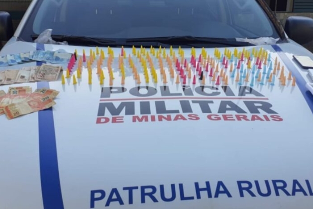 Durante diligências de monitoramento na área, os policiais conseguiram abordar um traficante em plena atividade no bairro Marzagão. Foto dos itens apreendidos.