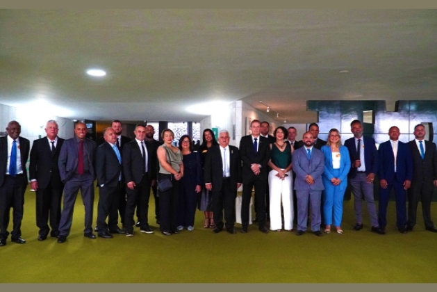 Hoje, mais do que nunca, os itabiritenses podem se orgulhar de sua cidade e de tudo o que ela representa. Foto dos representantes da cidade em Brasilia.
