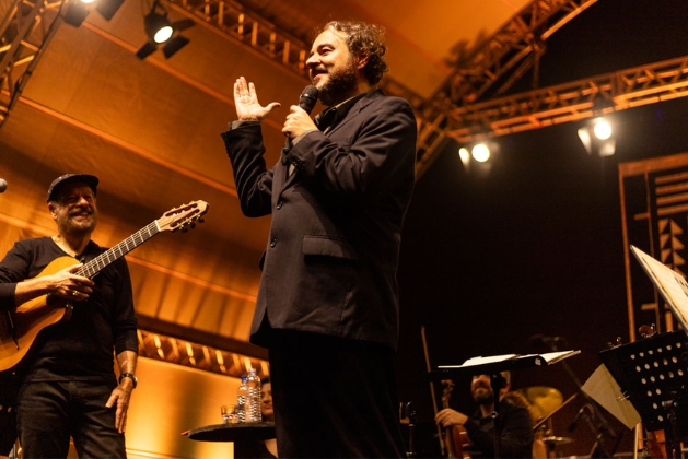 A noite foi uma celebração da música, da cultura e da história, deixando uma lembrança duradoura em Mariana e em todos os corações. Foto do cantor e compositor.