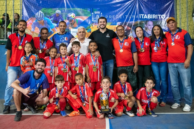 A ItaCopa mais uma vez reforçou o compromisso de Itabirito em nutrir o talento esportivo local e proporcionar às crianças e jovens uma chance de brilhar no mundo do futsal. Foto dos jogadores.