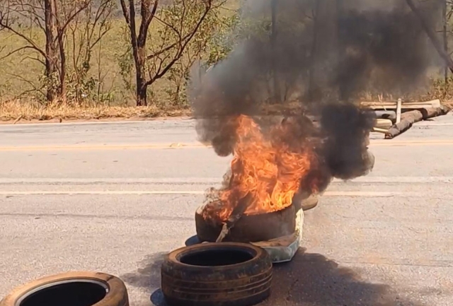 A comunidade local também expressou gratidão à Polícia Rodoviária Federal e à Polícia Militar de Minas Gerais por sua abordagem cordial e por garantirem a segurança durante o protesto. Foto do momento da manifestação.