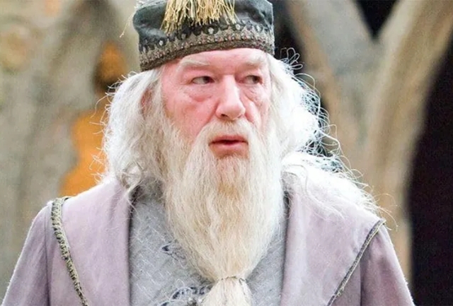 Ator britânico faleceu no hospital após um ataque de pneumonia, segundo a família. Foto do personagem em Harry Potter.