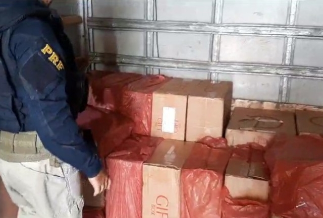 Um caminhão com 13 mil maços de cigarros de origem paraguaia foi flagrado na BR-381. O motorista foi preso e encaminhado à Polícia Federal. Foto da carga apreendida.