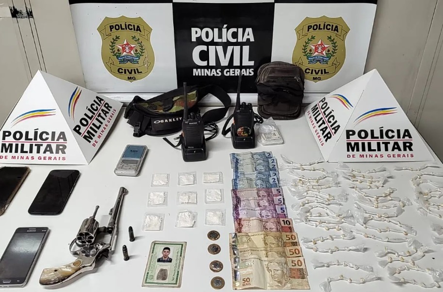 Essa ação conjunta entre as forças de segurança foi eficiente para combater o tráfico de drogas e armas. Foto dos itens apreendidos.