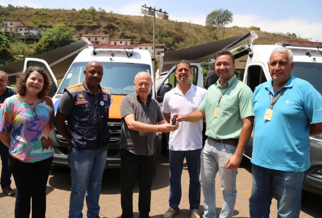 Prefeitura ganha duas vans móveis e um Jeep Renegade para a Defesa Civil e a Guarda Municipal, visando melhorar a fiscalização e a proteção da população. Foto do momento da entrega dos veículos.