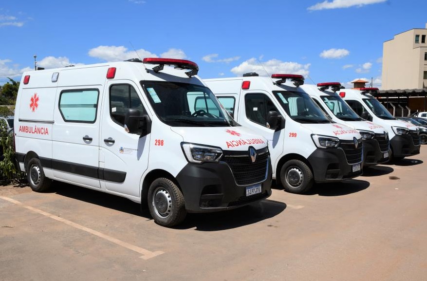 Novas ambulâncias irão fortalecer a frota municipal, garantindo um atendimento qualificado e ágil para os pacientes. Foto das ambulâncias adquiridas.