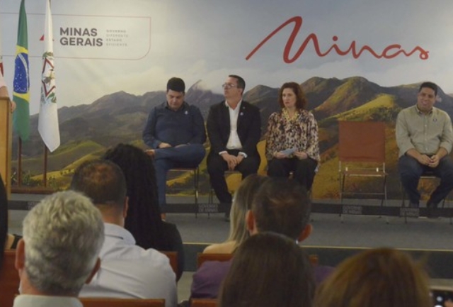 O diretor-presidente do Idene, Carlos Alexandre da Silva, destacou os esforços da instituição para transformar vidas por meio desse benefício. Foto da reunião.