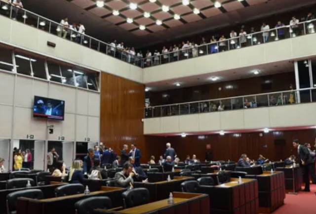 Projeto de lei do governador Zema que aumenta o ICMS para itens como cosméticos, smartphones e bebidas alcoólicas passa em primeiro turno na Assembleia Legislativa. Foto da Assembleia.