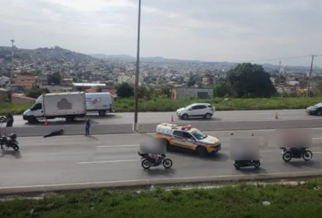 Motociclista colidiu com dois carros e teve o corpo dilacerado. Foto momentos após o acidente.