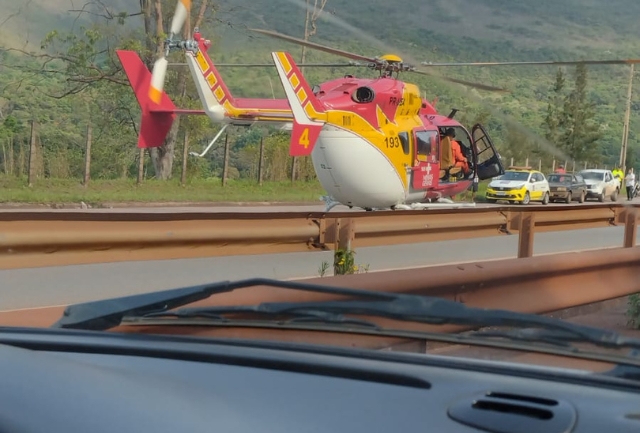 Carro bateu perto do viaduto da Mutuca e vítimas foram socorridas por helicóptero; trânsito já foi normalizado no sentido Rio de Janeiro. Foto do helicóptero chegando para levar as vítimas para o hospital.