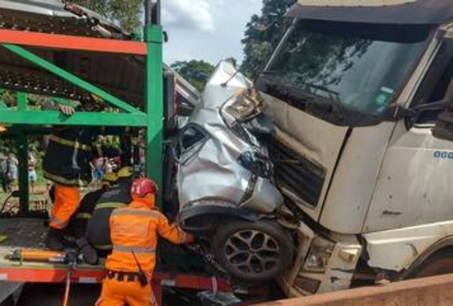 Carro de passeio é esmagado entre duas carretas e ocupantes são socorridos por helicóptero e ambulância. Foto momentos após o acidente.