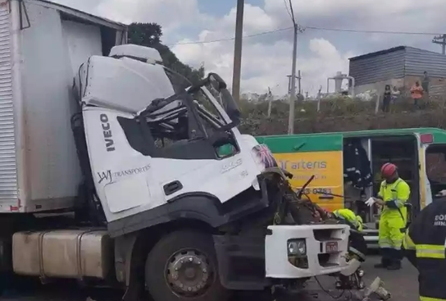 Veículo capotou na rodovia e vítima não resistiu aos ferimentos; trânsito ficou congestionado no sentido São Paulo. Momentos após o acidente.