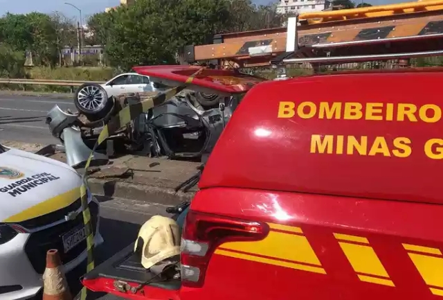 Condutor inabilitado disse que fugia de uma blitz a pedido do dono do veículo, que morreu no acidente. Foto do acidente.