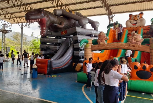 Evento promovido pela Prefeitura e patrocinado pela Gerdau aconteceu na escola municipal de Ribeirão do Eixo. Foto dos alunos se divertindo.