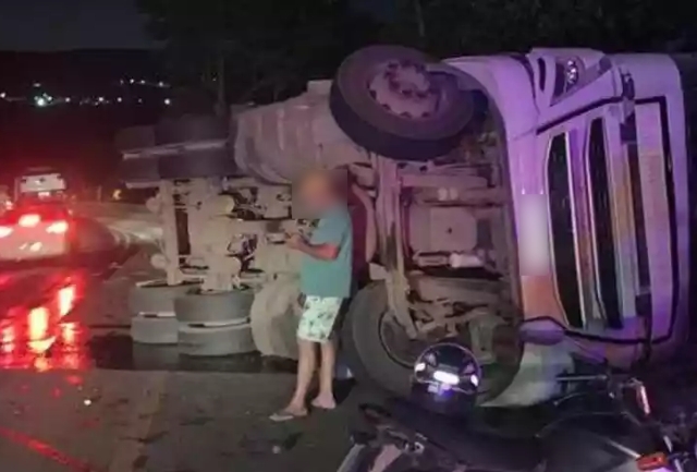 acidente aconteceu na noite de terça-feira em Sabará e interditou parte da pista. Foto momentos após o acidente.