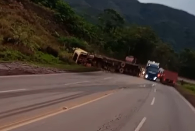 Acidente ocorreu na manhã desta terça-feira e deixou motorista ferido. Trânsito foi liberado parcialmente após duas horas. Foto momentos após o acidente.