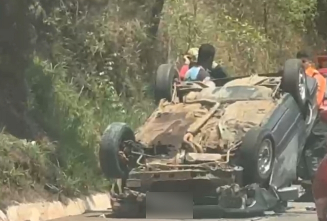 Motorista do veículo se recusou a receber atendimento médico; causa do acidente é desconhecida. Foto momentos após o acidente.