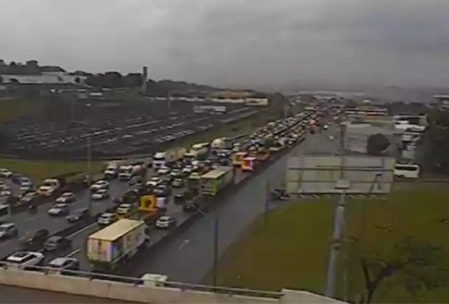 Motoristas enfrentam congestionamento nos dois sentidos da rodovia na manhã desta sexta-feira (6). Foto do congestionamento.