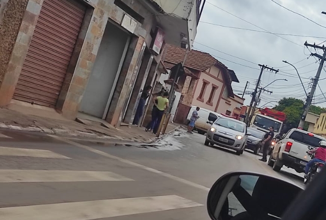 O acidente aconteceu na Rua João Pinheiro, próximo à Escola Estadual Intendente Câmara. Foto momentos após o acidente.