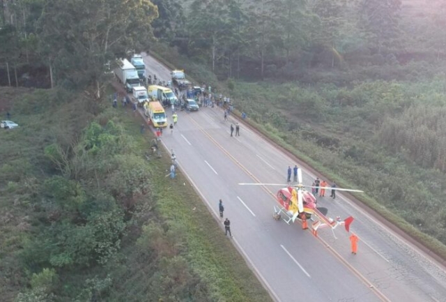A ultrapassagem mal sucedida provocou o acidente que interditou a rodovia e gerou um grande congestionamento em Nova Lima. Foto momento após o acidente.