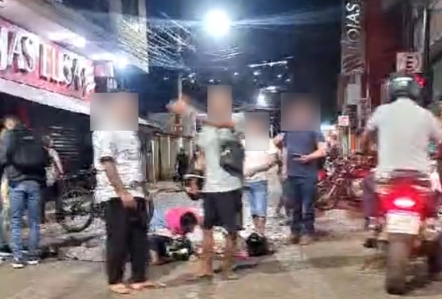 Duas pessoas foram levadas para a UPA após o acidente na Avenida Queiroz Júnior. Foto momentos após o acidente.
