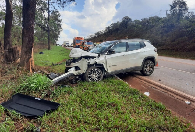 Motorista do carro teria feito retorno proibido e batido de frente com o Jeep Compass; outro acidente envolveu caminhão e carreta em Congonhas. Foto momentos após o acidente.