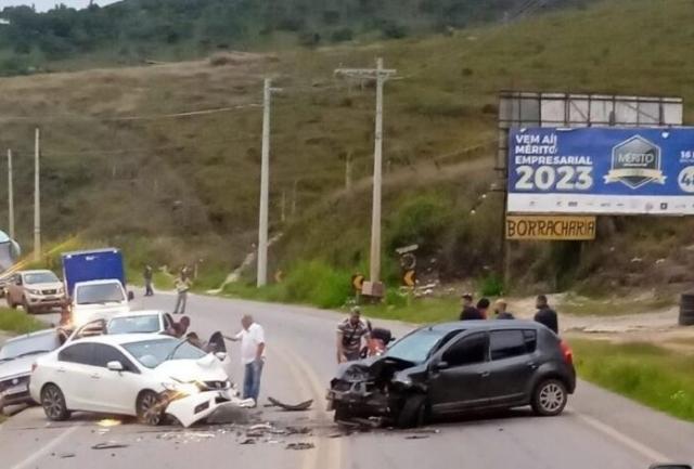 Motoristas saem ilesos de acidente que fechou a rodovia nos dois sentidos. Foto momentos após o acidente.