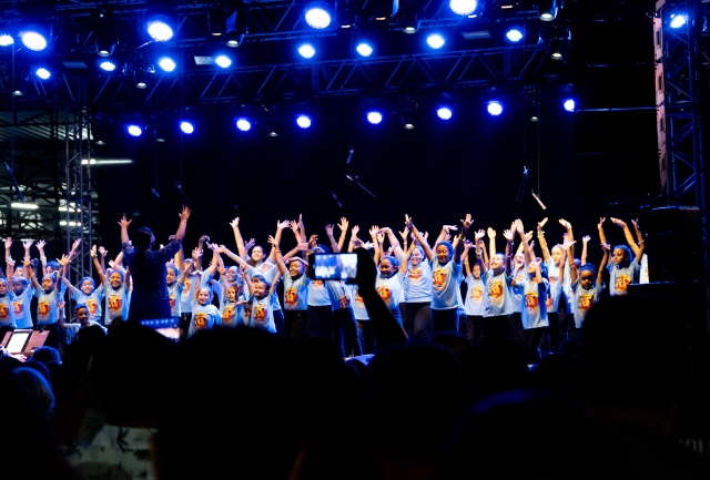 Canarinhos de Itabirito: um Voo musical no centenário da cidade. Foto do coral se apresentando.