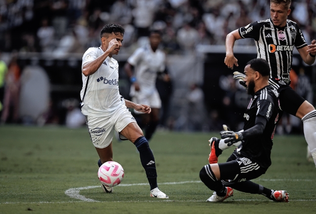 Gol contra de Jemerson no segundo tempo garante vitória celeste no clássico mineiro. Foto momentos do jogo.