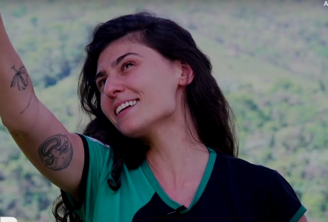 A professora Dalila Xavier e seus alunos da Escola Municipal Aleijadinho foram premiados pelo Instituto Arte na Escola. Foto da professora em um dos momentos do filme.
