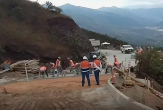A via que liga Ouro Preto ao distrito de Antônio Pereira deve ser inaugurada em novembro, após superar o embargo por vestígios arqueológicos. Foto das obras.