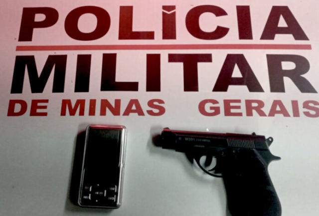 Polícia Militar evita tragédia e apreende balança de precisão na residência do suspeito. Foto dos itens apreendidos.