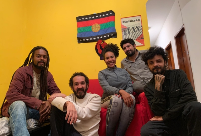 A Feira Bação Cultural recebe o grupo de música instrumental que mistura ritmos cubanos, afro-cubanos e brasileiros. Foto da banda.
