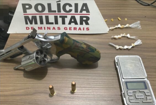 Suspeito teria ameaçado sua companheira com um revólver em plena via pública e se escondido em uma casa. Foto do material apreendido.