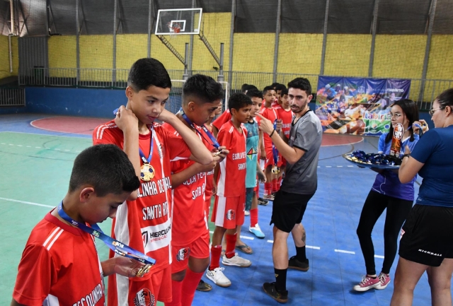Cruzeiro Soccer e Santa Rita levam os títulos após goleadas nas finais. Foto dos times recebendo as medalhas.