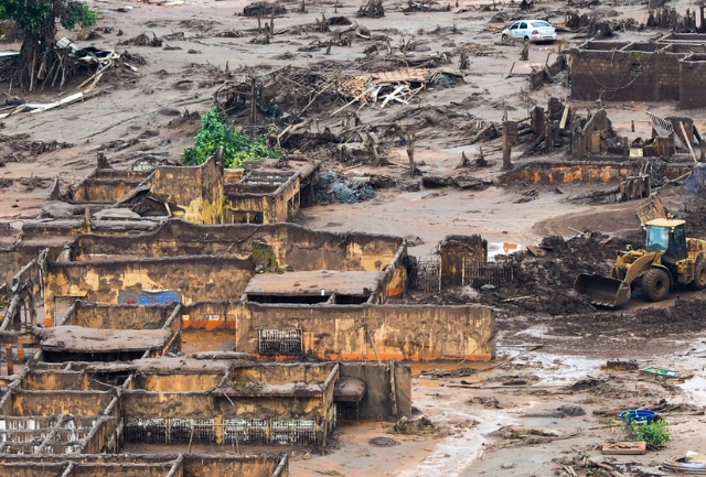 MPES e outras instituições querem condenar Vale, BHP e Samarco por danos morais e individuais aos atingidos pelo rompimento da barragem em 2015. Foto de como ficou o local atingido.