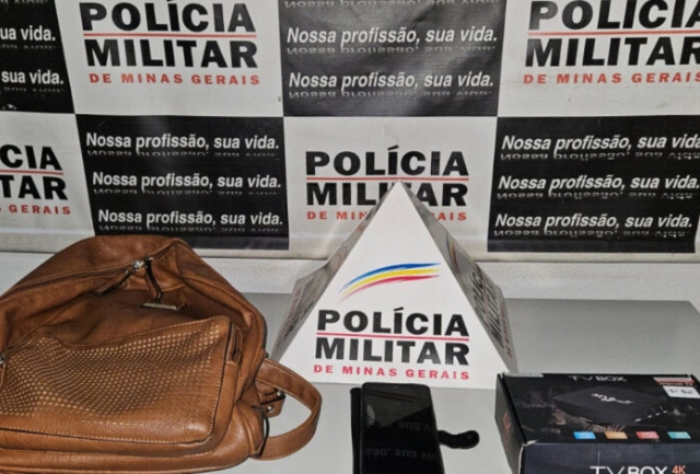 Homem de 41 anos roubou bolsa e celular de duas vítimas. Foto dos itens recuperados.