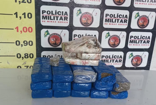 Jovem de 23 anos escondeu 16 barras de maconha em uma bolsa. Foto do material apreendido.