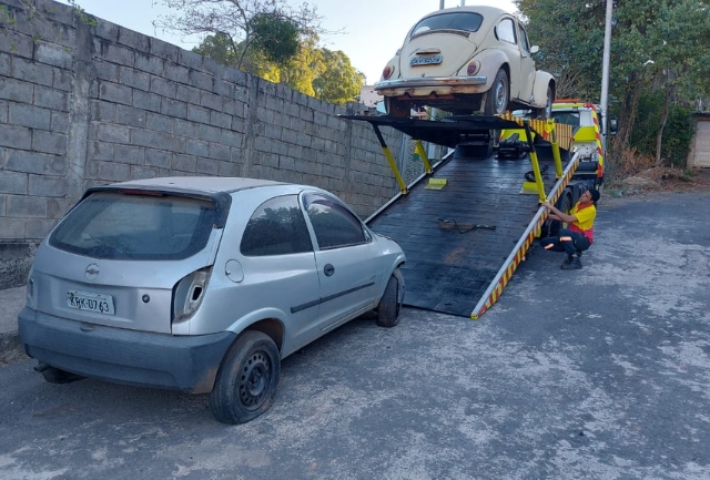 A Guarda Civil Municipal vai fiscalizar e levar os veículos para o depósito, seguindo as leis federais e municipais. Foto de um veículo sendo removido.