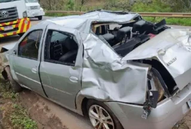 Jovem de 26 anos caiu em um barranco com o carro e teve apenas ferimentos leves. Foto do veículo após acidente.