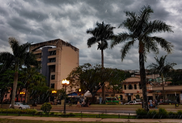 Defesa Civil avisa sobre risco de granizo, vendaval e chuva forte na região e orienta a população a tomar cuidados. Foto da cidade da Praça da Estação de Itabirito em tempo chuvoso.