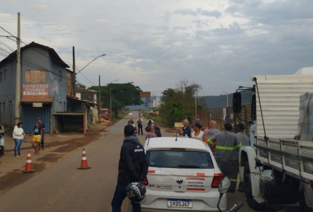 Moradores de Mariana protestam contra tráfego pesado na MG-129. Foto da manifestação.