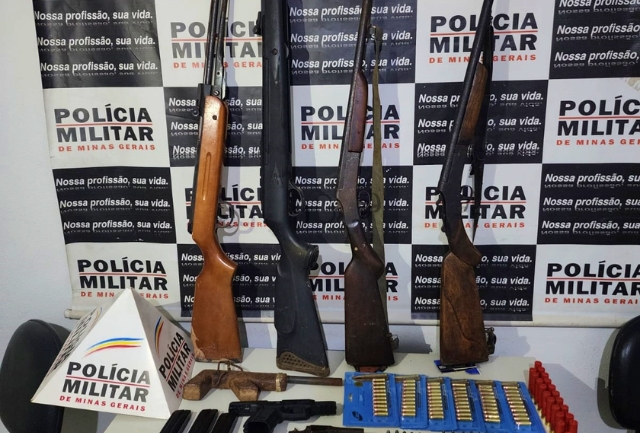 Polícia apreende nove armas de fogo e mais de 200 munições na casa do autor em Mariana. foto do material apreendido.