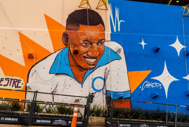Prefeitura de Itabirito entrega obra que resgata a memória de Silvestre Martins Fernandes e Irenice Maria Rodrigues, ícones do futebol e do atletismo. Foto do muro artístico.